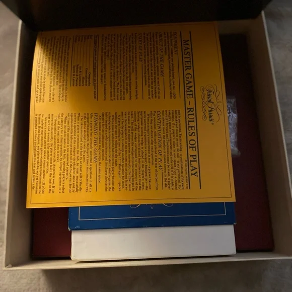 Trivial Pursuit Master Game Genus Edition - Picture 5 of 6